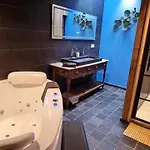 B&B Vleugje Wellness In De Voerstreek - Bed & Brocante Onder De Poort 4*