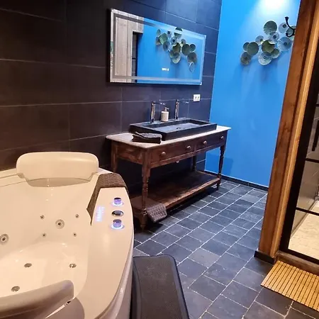 Couette-café Vleugje Wellness In De Voerstreek - Onder De Poort 4*
